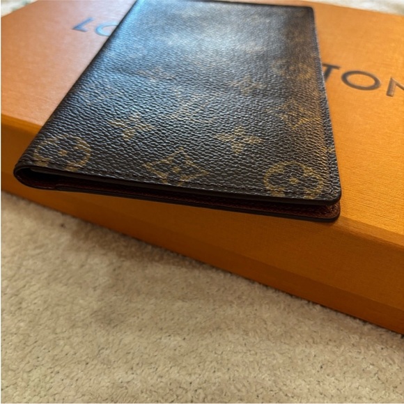 Louis Vuitton passport and credit card holder. - Picture 4 of 13